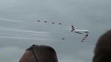 空客经过表演空域，特技飞行员组队护航，壮观！