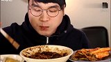 韩国帅哥吃炸酱面和辣泡菜，强烈的脆声，好吃的不得了
