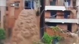 重庆暴雨来袭洪水径直穿过居民楼 从三楼倾泻而下成瀑布