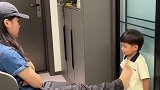 宝宝以为自己的“靠山”来了，结果是想多了