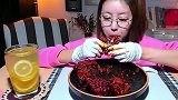 看看韩国美女怎么吃酱排骨，吃的太香了