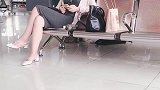 火车站看到一位姑娘独自一人在等车，她长得好美