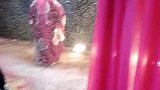 河南豫剧团下乡演出，遭遇大雪台下空无一人