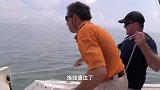老外徒手海钓巨型石斑鱼，谁料却钓上一头牛鲨，吓坏