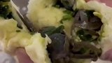 你想吃蟹肉包好歹把壳去掉啊