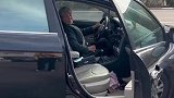 女儿在喜宴上喝了酒不能开车，70岁老母亲开车接她回家