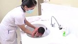 今天产房接生了个胖宝宝，同事给他洗干净后发现原来是个憨厚宝宝
