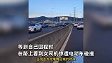 男子猛打方向躲过“致命逆行”，返程看到女司机遭碰撞，现场曝光