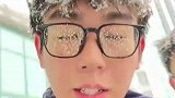 大学生在学校扫雪，结果发现头发冻成布了