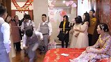 婚礼接亲小游戏，伴娘可真会“刁难”，新郎伴郎团太不容易了！
