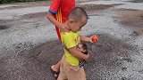 猴子跟着主人去田间去视察，那是猴子每天会干的事