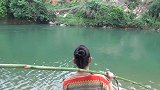 美女挖蚯蚓钓鱼，一条大鱼上钩，差点摔倒在河！