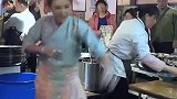 这个小姐姐火了，看她甩面这动作，不愧被称为“甩面西施”！