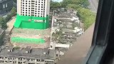 高楼爆破发出巨响，女生见状哇声一片