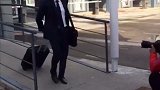 巴萨众将帅气现身启程罗马 蛋酥迷人微笑梅西低调亮相