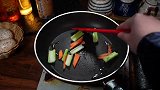 鱼豆腐是什么做的，鱼豆腐由鱼糜和大豆分离蛋白炸制而成
