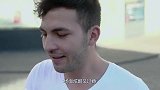 用火柴拼一个“百事可乐”，一把火点燃瞬间，场面酷炫又过瘾