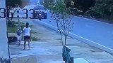 电动车：我被一辆奔驰坑了，不是监控谁信！
