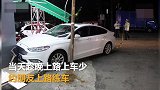 广东中山新手女司机油门当刹车撞向店铺，致2人受伤