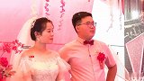 新郎新娘婚礼舞台之上谢父母养育之恩，成熟稳重的新郎不禁落泪