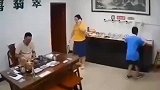 熊孩子玩闹打翻一桌子翡翠，此刻父母在想什么呢