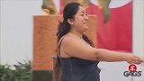 外国一男生见到故友，将手中的婴儿扔进车里，这是亲爸？