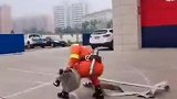 来看看消防员的日常训练！