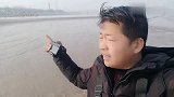 黄河落水结冰，农村小胖冰下发现大甲鱼被困，一铲子破冰！发财了