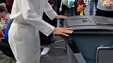上海工作人员不会的表演