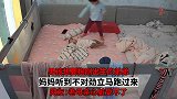男孩想要抱刚出生的弟弟，妈妈听到不对劲立马跑过来