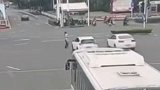 暖心！6岁女童闯进机动车道 辅警穿过车流一把抱起将其救下