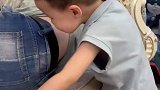 孩子当庸医”给爸爸打针，把睡梦中的爸爸吓一哆嗦