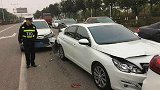 车在绿灯还剩一秒钟的时候停车，却被后车追尾。责任应该谁承担？