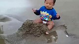 带儿子去海边玩，海浪打来爸爸自己先跑了，儿子我是亲生的吗