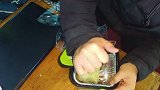 小伙试吃自热锅花甲米线，豪华版过桥米线加自热功能？