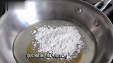 做葱油饼时，油酥是关键，层层香酥脆，还不会油腻，学会不用买