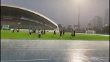 风雨无阻！苏宁易购大雨中训练 奥帅跟随队员狂奔