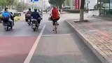 看似是爸爸接孩子放学，实则是孩子承受沉重的父爱