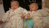 可爱双胞胎宝宝躺在床上卖萌,话说这兄弟俩怎么长得一点都不像呢