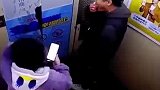 一小区电梯突然剧烈卡顿，丈夫第一时间转身一把抱住妻子！