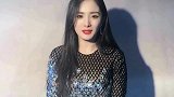 杨幂街头走秀惹争议，穿抹胸连衣裙野性十足，刘海造型撞脸李小璐