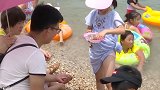 游客欲带走景区球石被制止 当孩子面发飙：拿个石头咋了！