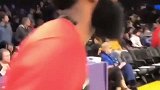奔跑的胖子！哈登赛前和摄影师逗乐 大胡子太萌