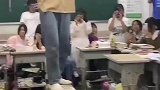 初中毕业晚会，男生在教室表演杂技，网友：放在整个毕业界都是很炸裂的