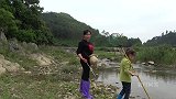 妹子和小美女在小溪流，抓到几十块钱一斤的土货，这么多都没人抓