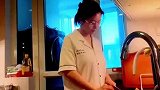 男子喝完水后准备离开，老婆一个动作秒怂