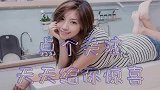 广西老表许华升 只是想海边散步装装逼, 结果海浪不允许啊!
