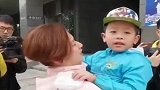 护士长大姐，和孩子相互拥抱在一起，给足孩子的安全感！
