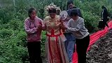 婚礼前夕突降大雨，土路变泥坑，新娘被人搀扶着走向婆家