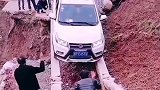 高手在民间，兄弟挑战开车过独木桥，这车技不服都不行啊！